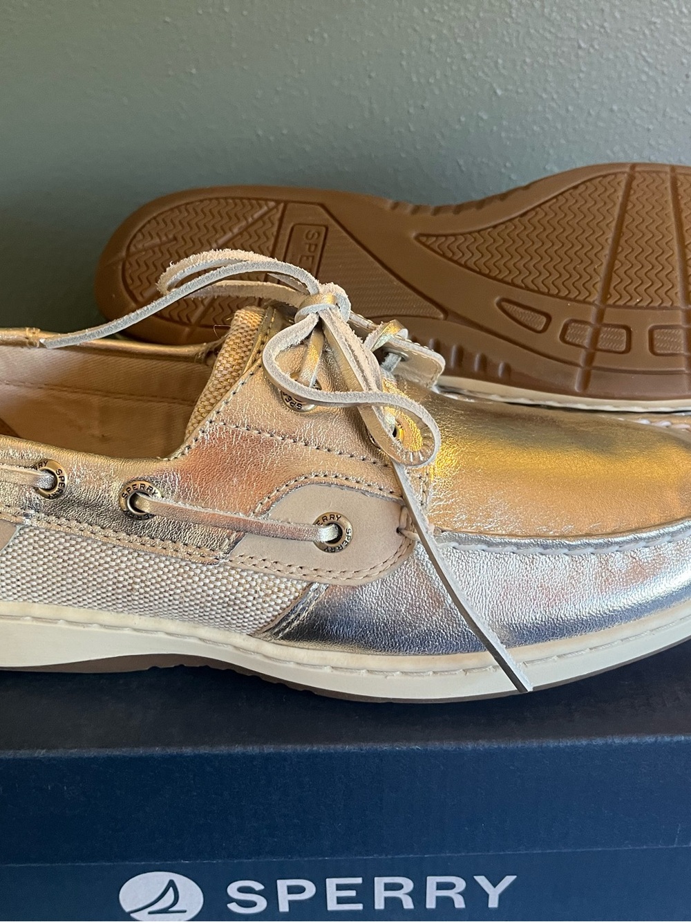 NWT Sperry Bluefish 2-Eye Gold Metallic Boat Shoes Women’s 8 Memory Foam